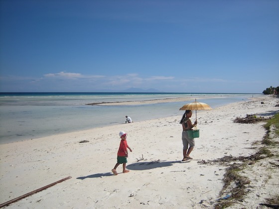 mother and child in Anda beach