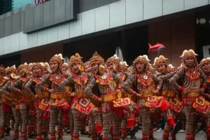 Colorful-performers-in-traditional-costumes-celebrate-Cebus-Sinulog-Festival