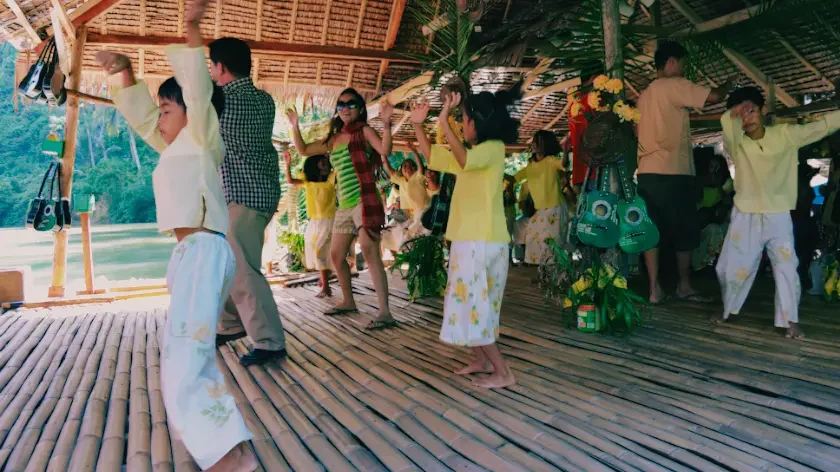 loboc river cruise local singers dancing dsc1726 w400