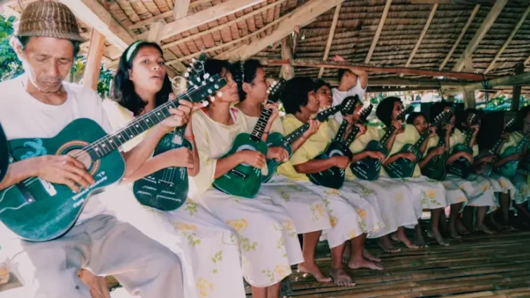 loboc-river-cruise-local-singers-ukelele